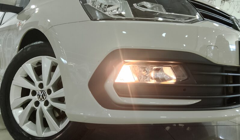 Volkswagen Polo Vivo Life 1.4 5DR full